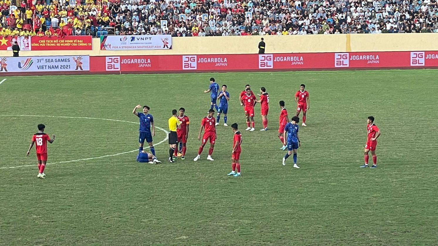 Suasana laga timnas U-23 Indonesia (merah) kontra Thailand dalam laga semifinal sepak bola putra SEA Games 2021, 19 Mei 2022.