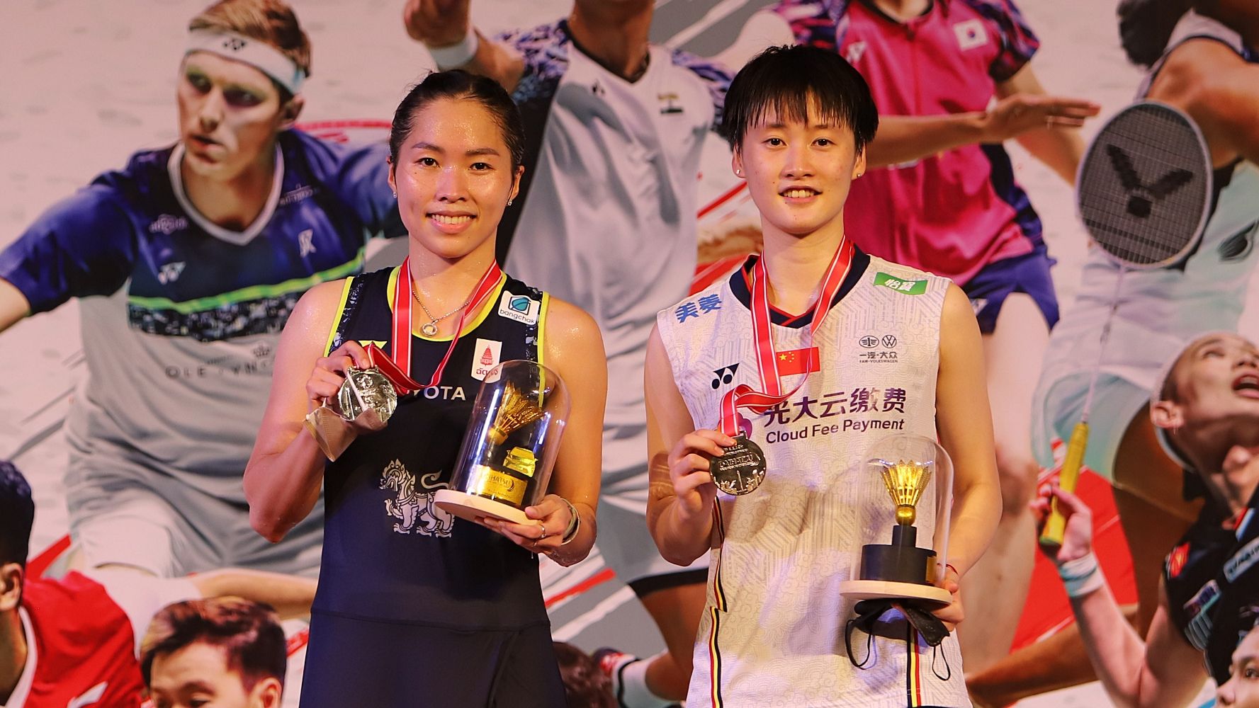 Dua tunggal putri elite dunia, Chen Yu Fei (kanan) dan Ratchanok Intanon (kiri), menyajikan duel berkualitas pada laga final Indonesia Masters 2022. Chen Yu Fei jadi kampiun usai memenangi duel alot yang berakhir dengan skor 21-16, 18-21, 21-15 dalam waktu 74 menit.