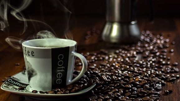 Ilustrasi secangkir kopi, salah satu minuman yang mengandung kafein.