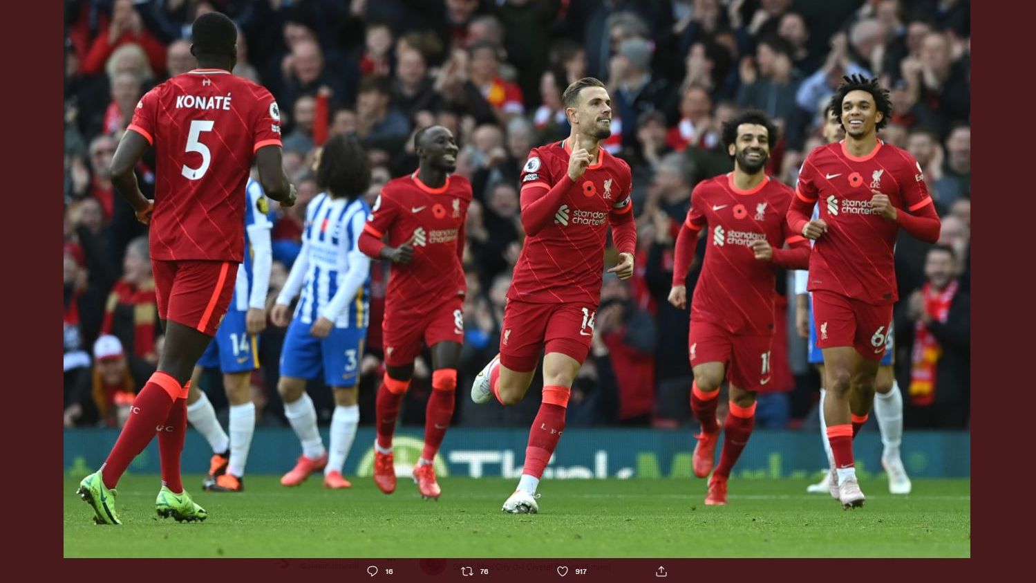 Kapten Liverpool, Jordan Henderson (tengah) mencetak gol ke gawang Brighton di Liga Inggris, Sabtu (30/10/2021) WIB.