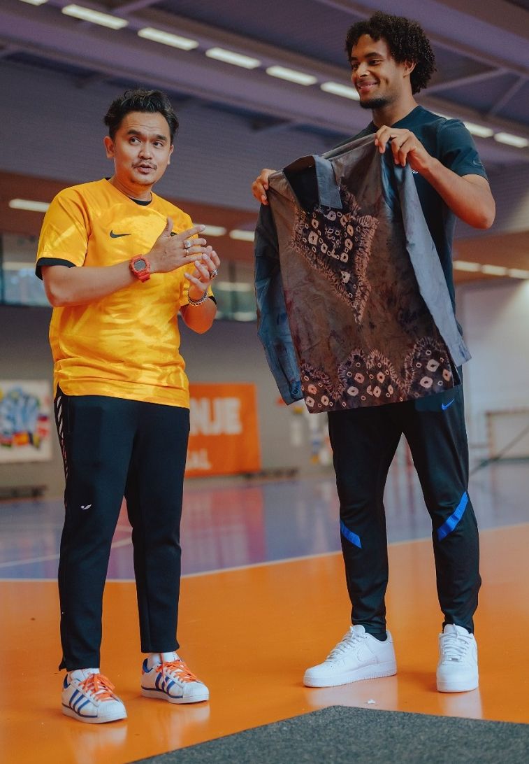 Valentino Simanjuntak saat memberikan kemeja batik khas Indonesia kepada striker timnas Belanda, Joshua Zirkzee.