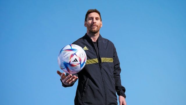 Lionel Messi memegang Al Rihla, bola resmi Piala Dunia 2022. 