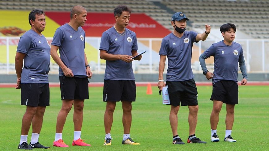 Pelatih kepala timnas Indonesia, Shin Tae-yong (bertopi) bersama stafnya termasuk Bima Sakti (paling kiri) dan Nova Arianto (kedua dari kiri) dalam sesi latihan skuad Garuda di Stadion Madya, Jakarta Pusat pada 10 November 2021.