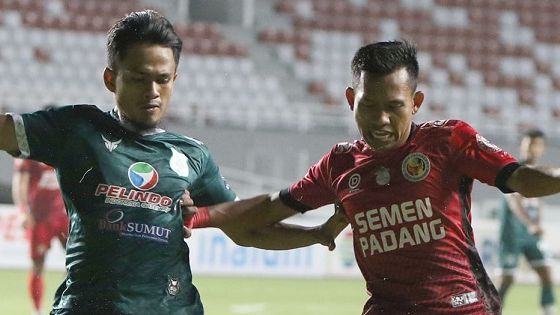Pemain PSMS Medan, Wiganda Pradika duel dengan pilar Semen Padang, Vivi Asriza dalam laga lanjutan Liga 2 2021 di Palembang, 14 Oktober 2021.