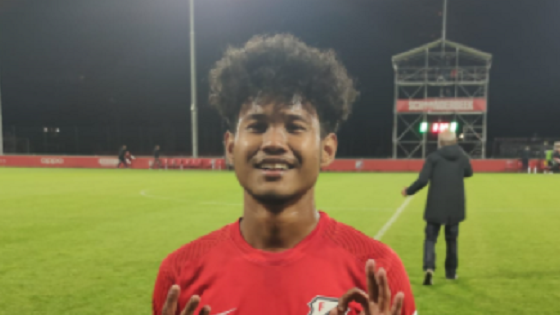 Ekspresi pemain Indonesia, Bagus Kahfi pascamendapatkan debut bersama Jong Utrecht dalam laga kontra SC Telstar dalam lanjutan kasta kedua Liga Belanda atau Eerste Divisie 2021-2022 pada 27 Agustus 2021.