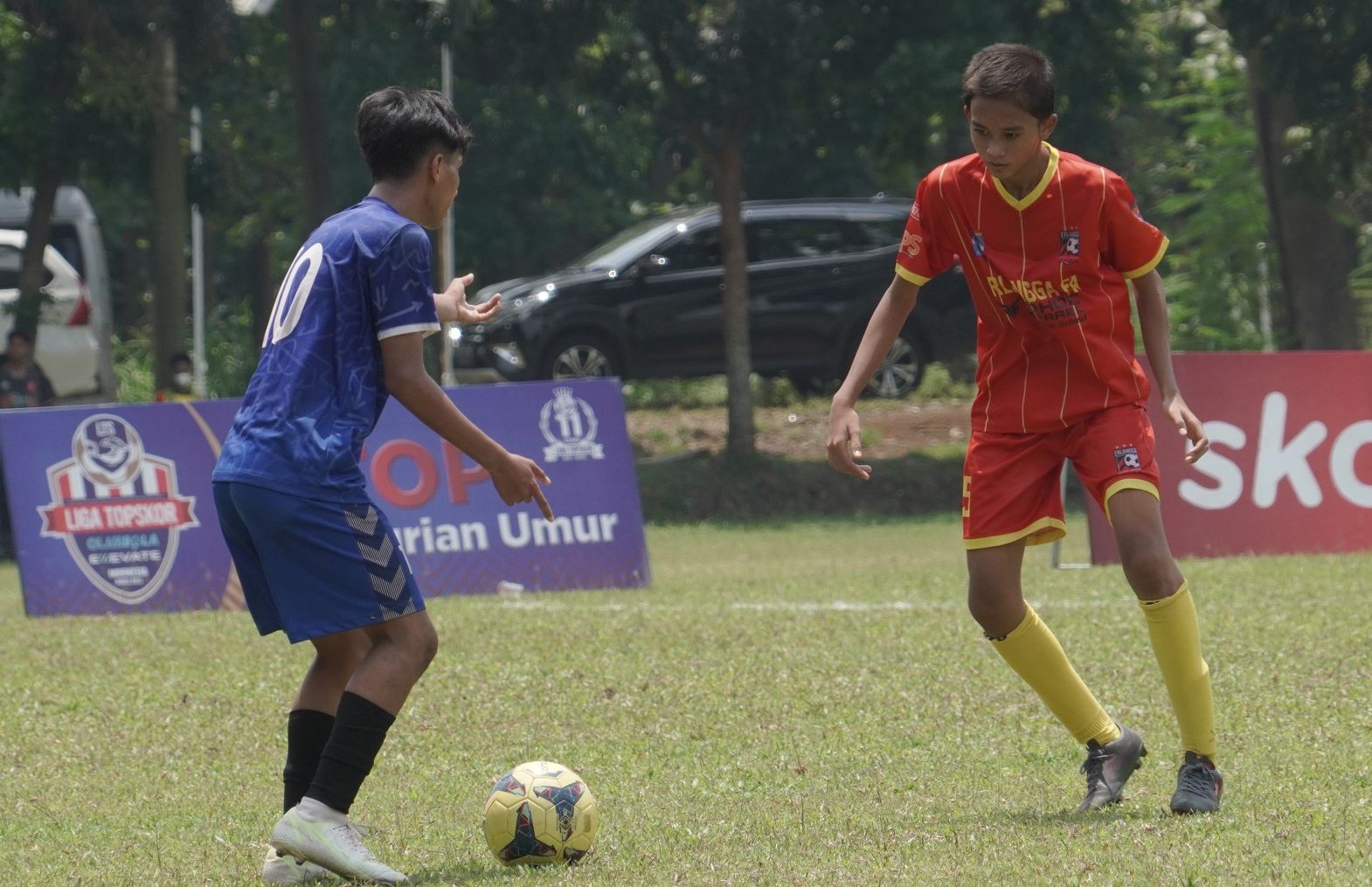 Aksi gelandang Asbita Tunas Indonesia, Andhika M (biru) saat ingin melewati pemain Erlangga FA di Liga TopSkor U-14 2022-2023.
