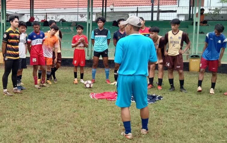 Pelatih RMD, Harry Abrian sedang memberikan intruksi kepada para pemainnya untuk menghadapi laga pekan ke-5 Liga TopSkor U-17 musim 2022.