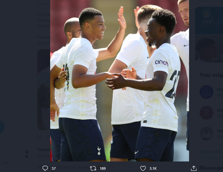 Striker muda Tottenham, Dane Scarlett (kiri) merayakan gol pembuka timnya saat melawan Leyton Orient di laga pramusim 2021.