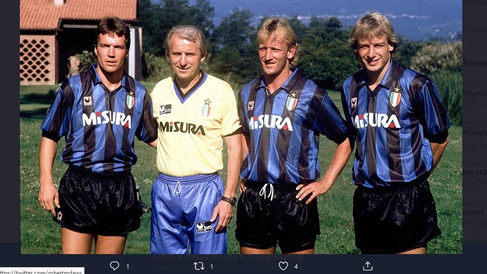 Trio Jerman di Inter Milan, Lothar Matthaus (kiri), Andreas Brehme (kedua dari kanan), dan Jurgen Klinsmann (kanan) bersama pelatih Giovanni Trapattoni.
