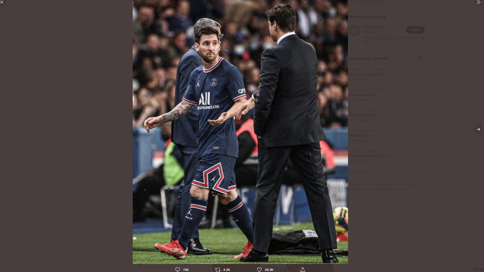 Ekspresi Lionel Messi setelah ditarik keluar oleh pelatih Paris Saint-Germain (PSG), Mauricio Pochettino.