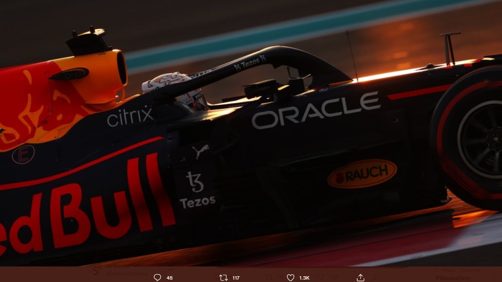 Max Verstappen (Red Bull Racing) saat tampil dalam sesi F1 GP Abu Dhabi 2021 yang digelar di Sirkuit Yas Marina pada Sabtu (11/12/2021).