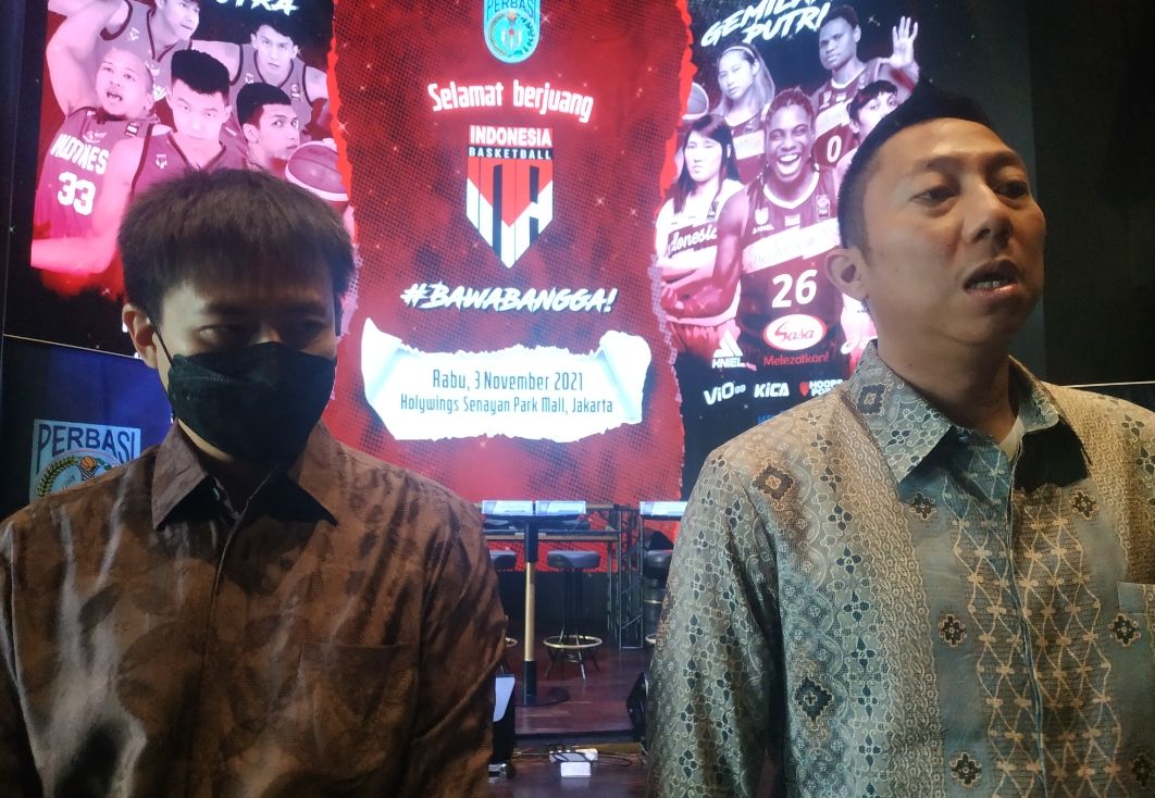 Manajer Timnas Basket Putri Indonesia, Christopher Tanuwidjaja (kiri) dan Manajer Timnas Basket Putra, Maulana Fareza Tamrella.