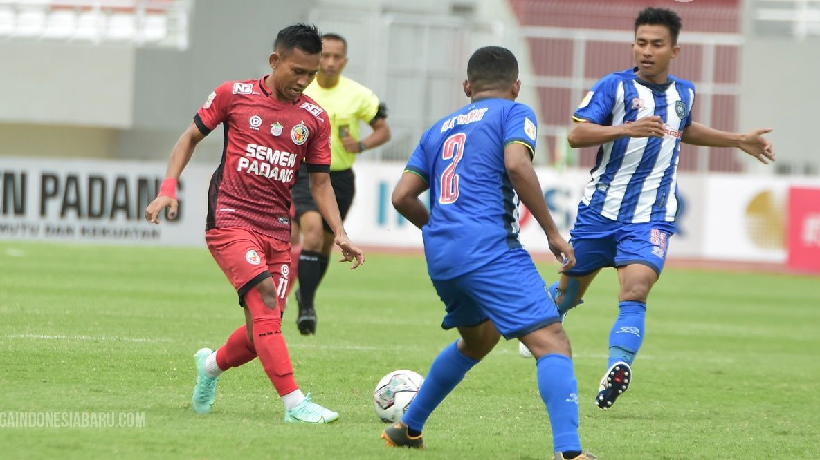 Pemain Semen Padang, Vivi Asriza akan dihadang bek PSPS Riau, Kasim Slamat (2) dalam laga Liga 2 2021.