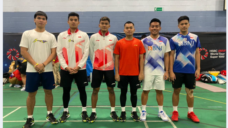 Beberapa pemain ganda putra Indonesia berpose saat melakoni latihan jelang All England 2022.