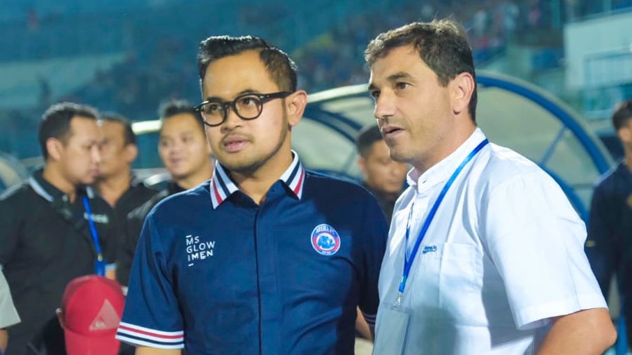 Presiden Arema FC, Gilang Widya Pramana (kaca mata), bersama pelatih kepala tim Eduardo Almeida, Juni 2022.