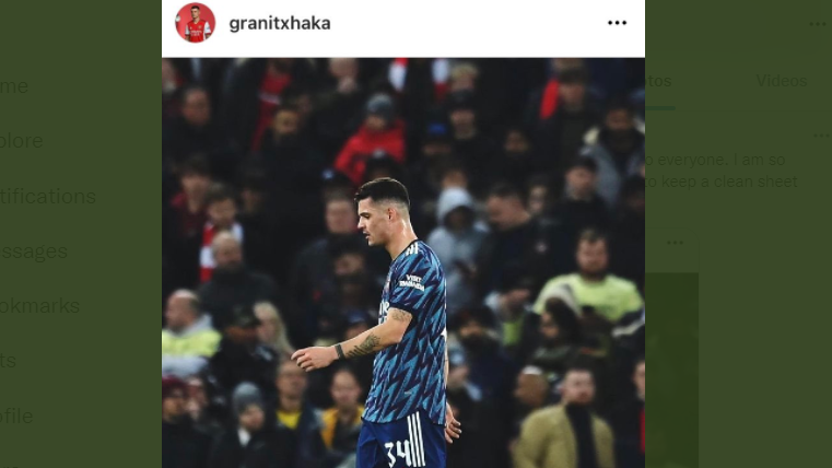 Gelandang Arsenal, Granit Xhaka menerima kartu merah saat melawan Liverpool di semifinal Piala Liga Inggris, Jumat (14/1/2022).