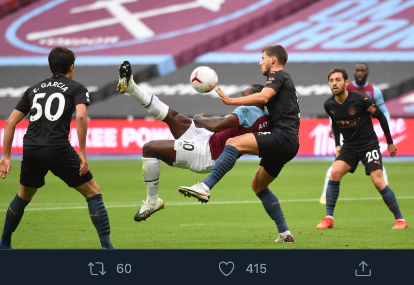 Aksi striker Michail Antonio saat mencetak gol ke gawang Manchester City dengan tendangan overhead. (Twitter/OptaJoe)
