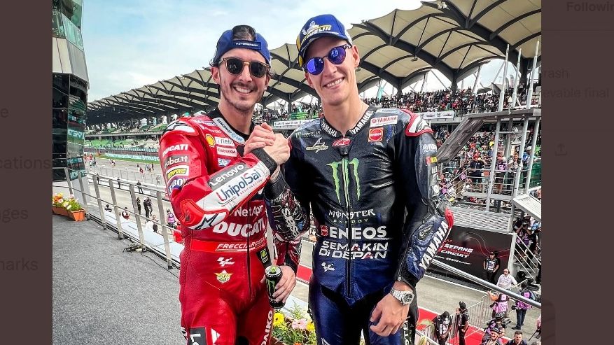 Dua kandidat juara MotoGP 2022 yang tersisa, Francesco Bagnaia (kiri) dan Fabio Quartararo (kanan), berpose bersama usai sesi podium MotoGP Malaysia 2022 yang digelar di Sirkuit Sepang pada Minggu (23/10/2022).