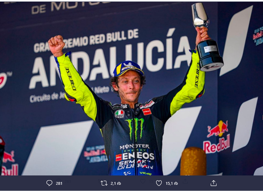 Pembalap tim pabrikan Yamaha di MotoGP, Valentino Rossi, bersama trofi peringkat ketiga GP Andalusia, Minggu (26/7/2020) lalu. Rossi diyakini akan memutuskan masa depannya seusai GP Rep. Ceko.