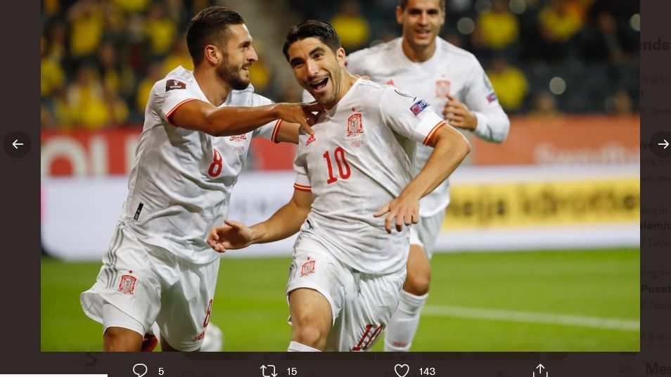 Pemain timnas Spanyol, Carlos Soler (tengah), merayakan gol dengan rekan setimnya dalam laga lawan Swedia, Jumat (3/9/2021) dini hari WIB.