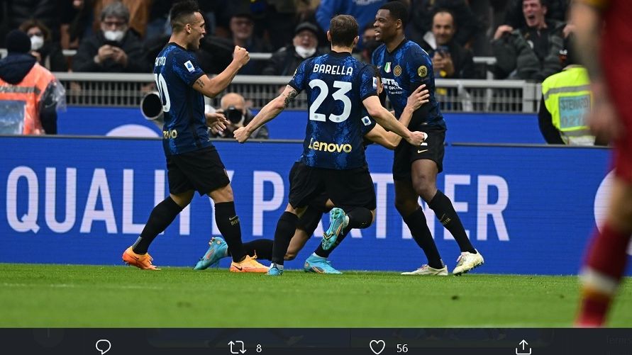 Gelandang Inter Milan, Denzel Dumries (kanan) merayakan gol dengan rekan setimya dalam laga lawan AS Roma, Sabtu (23/4/2022) malam WIB.