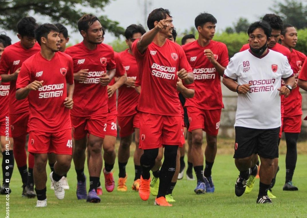 Budiardjo Thalib (jersi putih) tengah memimpin pemanasan dalam latihan perdana PSM Makassar pada 7 Maret 2021.