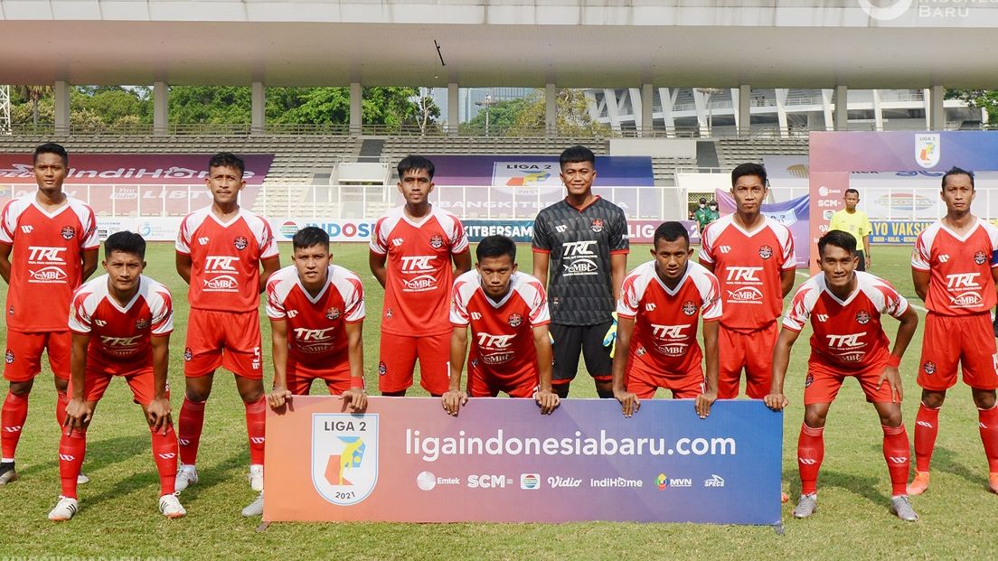 Agung Supriyanto (berdiri tiga dari kiri) bersama starter Persekat Tegal jelang satu laga Liga 2 2021.