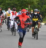 ''Spiderman'' Kawal Menpora Zainudin Amali Bersepeda Keliling Tanjungpinang