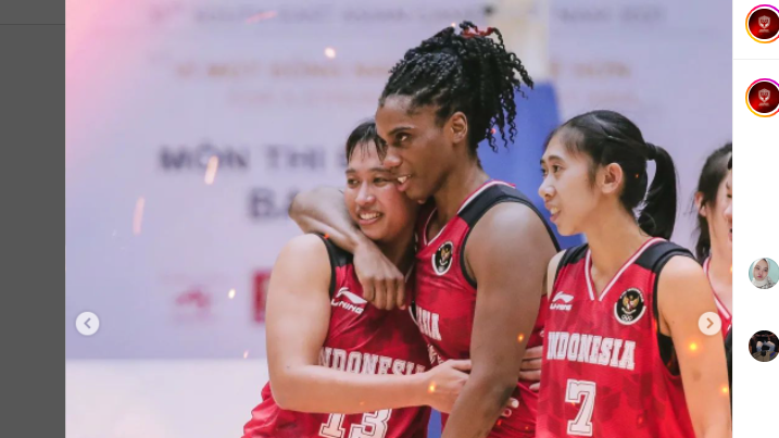 Para pemain basket putri 5x5 Indonesia berpelukan usai memastikan kemenangan dramatis atas Thailand.