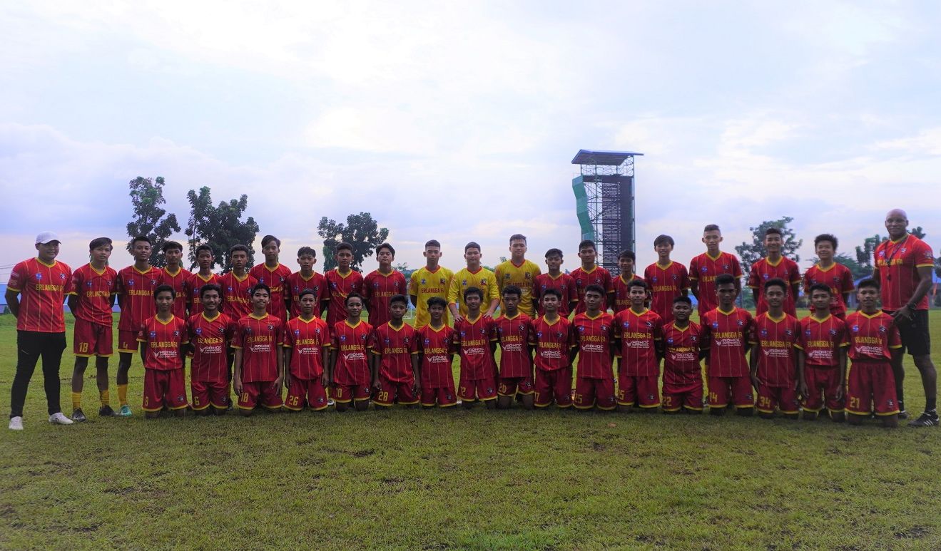 Para pemain dan pelatih Erlangga FC.