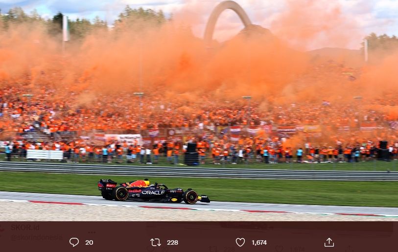 Max Verstappen melintasi sudut Red Bull Ring yang dipadati pendukungnya setelah memenangi sesi sprint F1 GP Austria 2022 yang digelar pada Sabtu (9/7/2022).