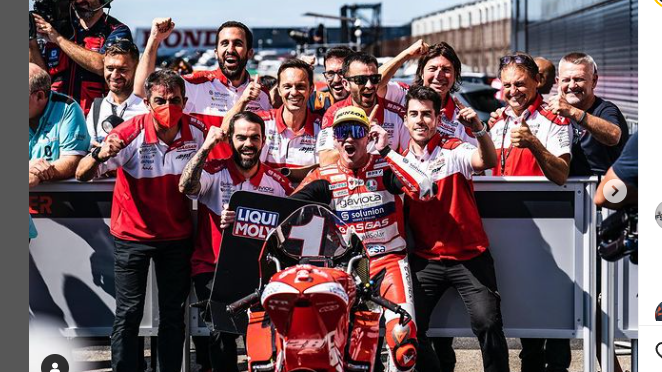 Pembalap GasGas Aspar Team, Izan Guevara, merayakan kemenangan GP Jepang bersama timnya.