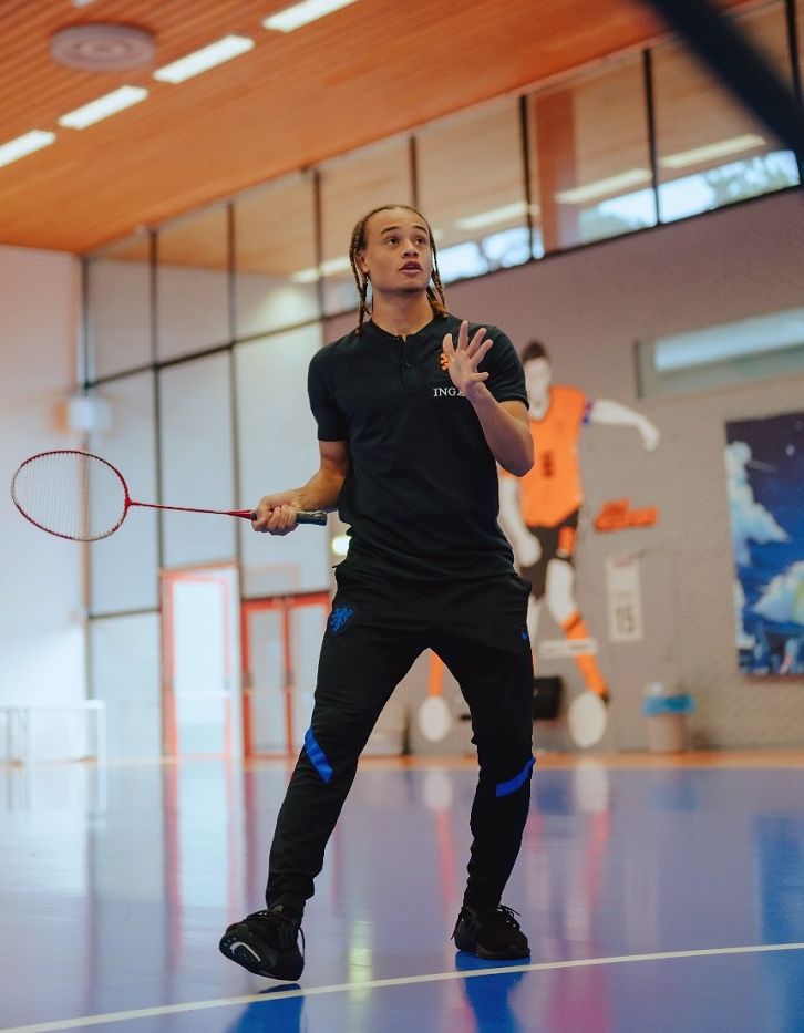 Bintang timnas Belanda, Xavi Simons, bermain bulu tangkis.