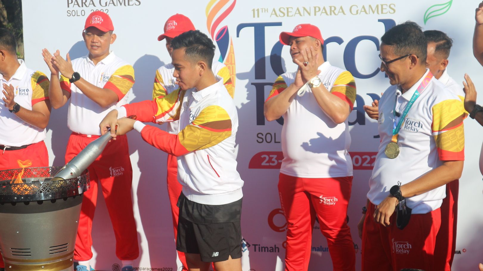 Menparekraf Indonesia, Sandiaga Uno (paling kanan) saat mendampingi Gibran Rakabuming Raka menyalakan mini-kaldron di depan Balai Kota Surakarta yang jadi puncak dari torch relay ASEAN Para Games 2022 yang digelar pada 23-24 Juli 2022
