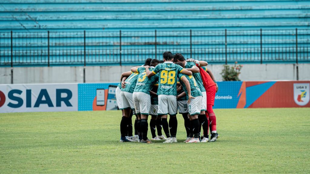 Para pemain Nusantara United FC dalam sebuah laga Liga 2 2022-2023 untuk putaran pertama.