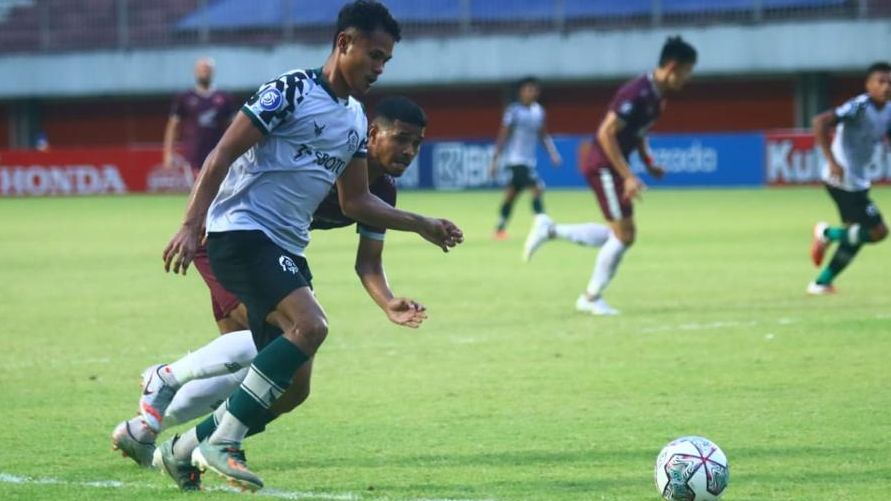 Striker Persikabo, Dimas Drajad (putih) dikawal bek PSM Makassar, Hasim Kipuw dalam laga pekan kesembilan Liga 1 2021-2022, 26 Oktober 2021.