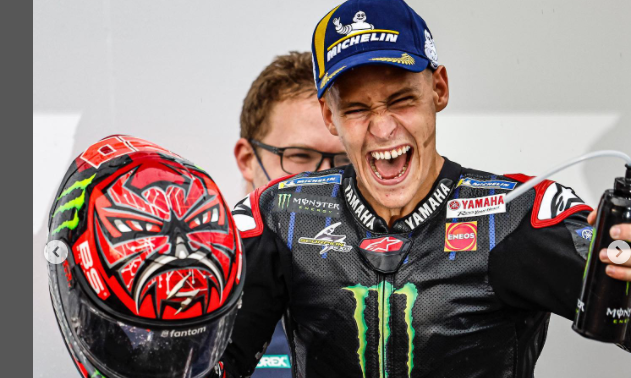 Pembalap Monster Energy Yamaha, Fabio Quartararo, meluapkan kegembiraannya usai meraih podium di MotoGP Indonesia 2022.