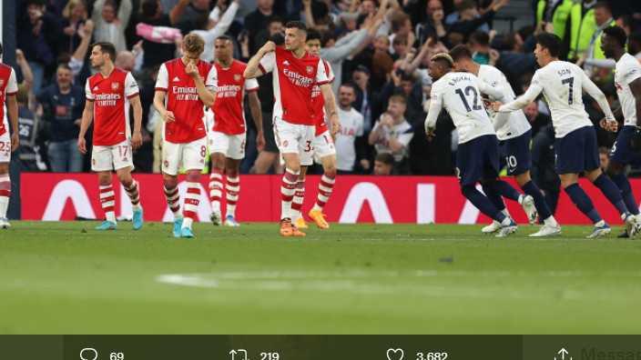 Para pemain Tottenham merayakan gol Harry Kane ke gawang Arsenal pada Jumat (13/5/2022).