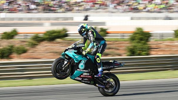 Valentino Rossi (Petronas Yamaha SRT) melakukan aksi wheelie setelah menuntaskan sesi kualifikasi MotoGP Valencia 2021 yang digelar di Sirkuit Ricardo Tormo pada Sabtu (13/11/2021)