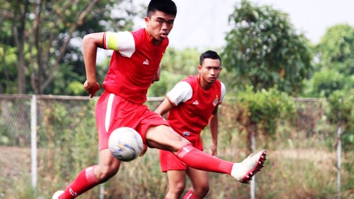 Bek Persija U-16, Muhammad Uchida Sudirman (kiri) menghalau bola dalam pertandingan Elite Pro Academy U-16 2019.