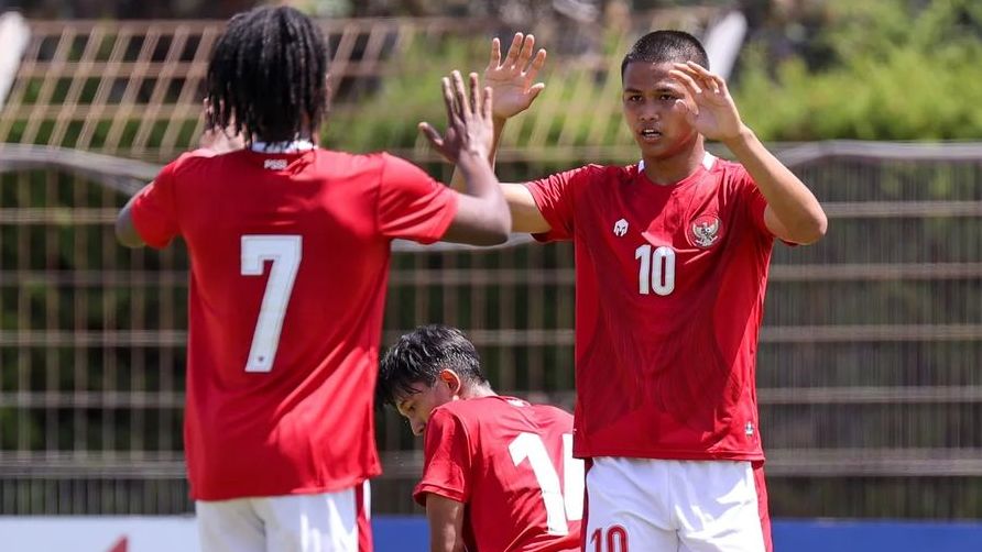 Para pemain timnas U-19 Indonesia melakukan selebrasi seusai mencetak gol ke gawang Ghana pada pertandingan kedua Turnamen Toulon 2022.
