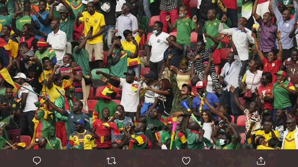 Penonton yang datang ke stadion menyaksikan ajang Piala Afrika 2021.