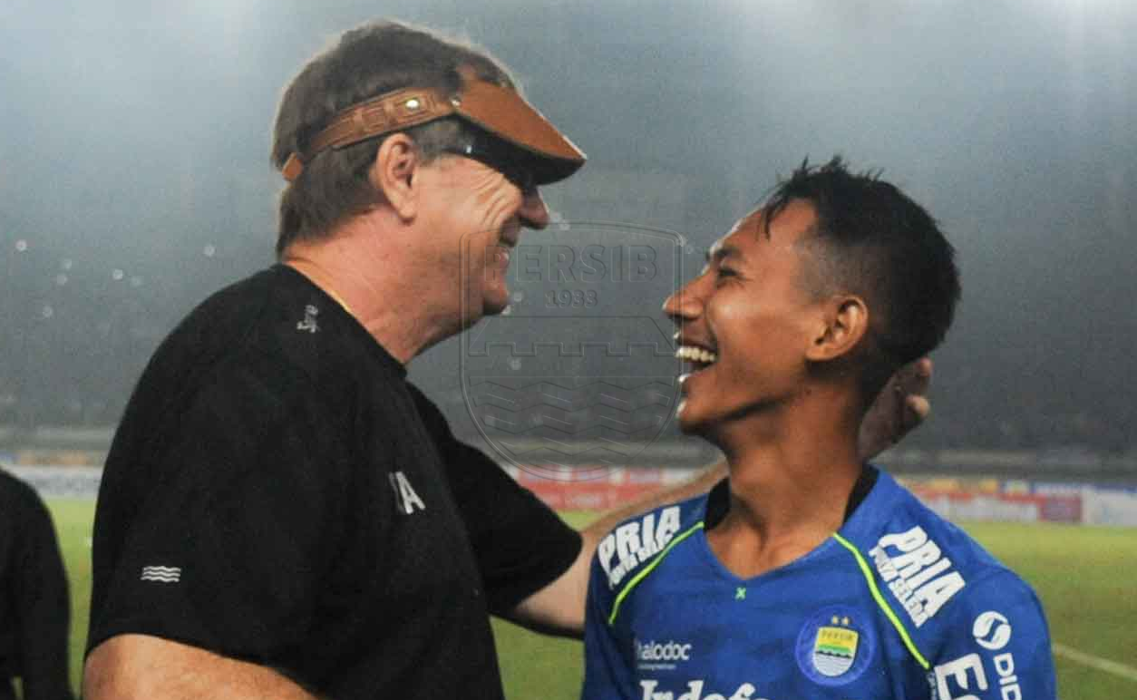 Pelatih Persib Bandung, Robert Rene Alberts, bersama Beckham Putra Nugraha.