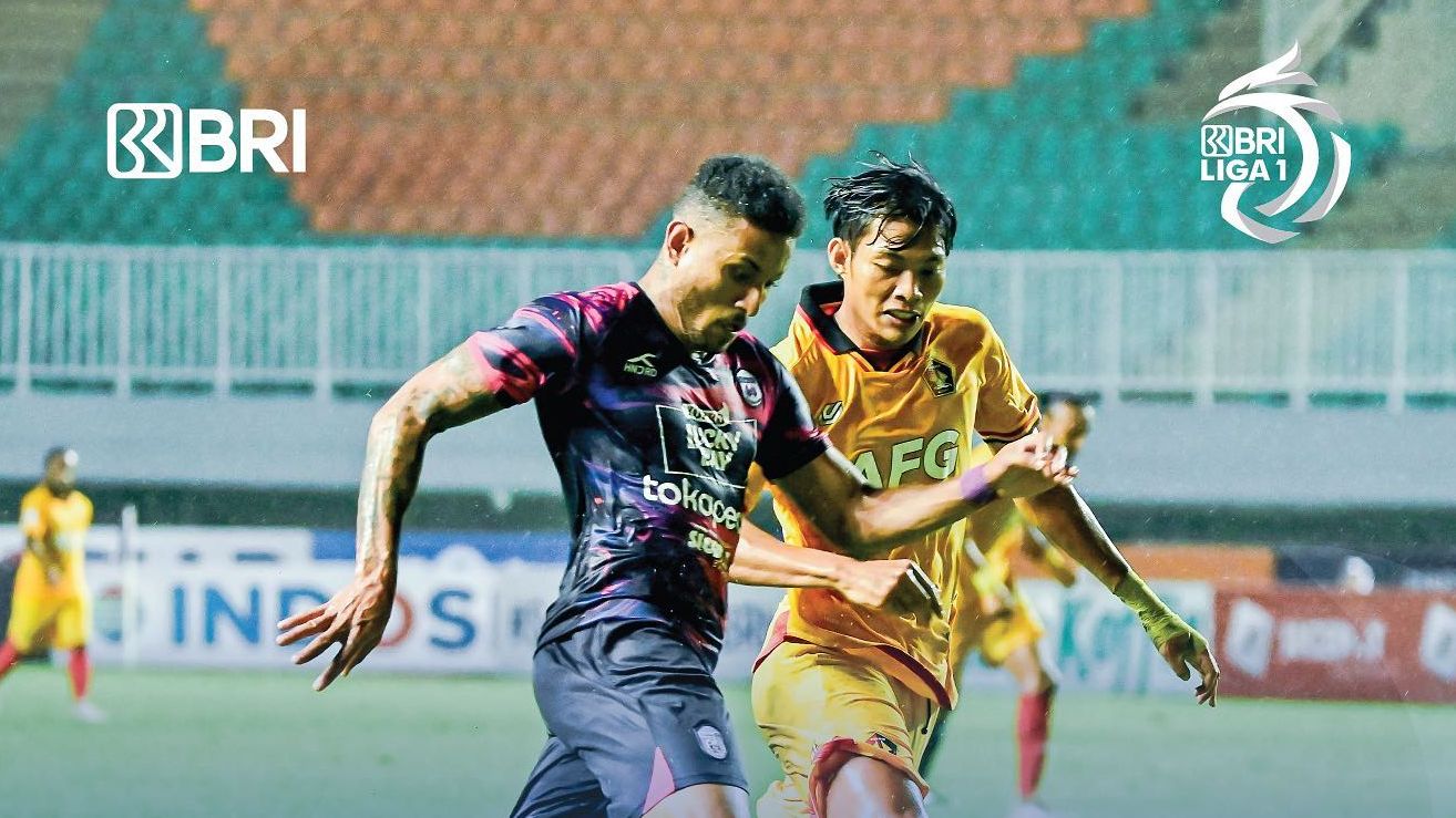 Striker Rans Nusantara FC, Wander Luiz dikawal ketat bek Persik, Vava Mario Yagalo (kuning) dalam laga pekan kesembilan Liga 1 2022-2023, 10 September 2022.