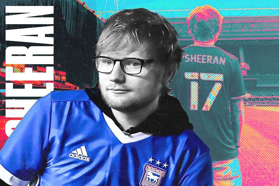Ed Sheeran diberikan jersey bernomor 17 oleh Ipswich Town. (M. Yusuf/Skor.id)
