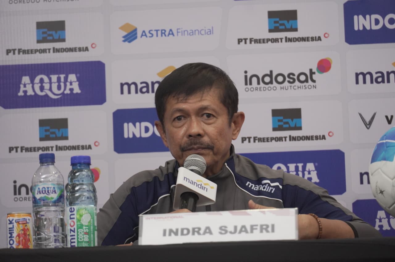 Pelatih Timnas U-23 Indonesia, Indra Sjafri, memberi keterangan usai uji coba kontra India di Stadion Madya, Senayan, Jakarta, 13 Oktober 2025. (Uut Kaharudin/Skor.id)