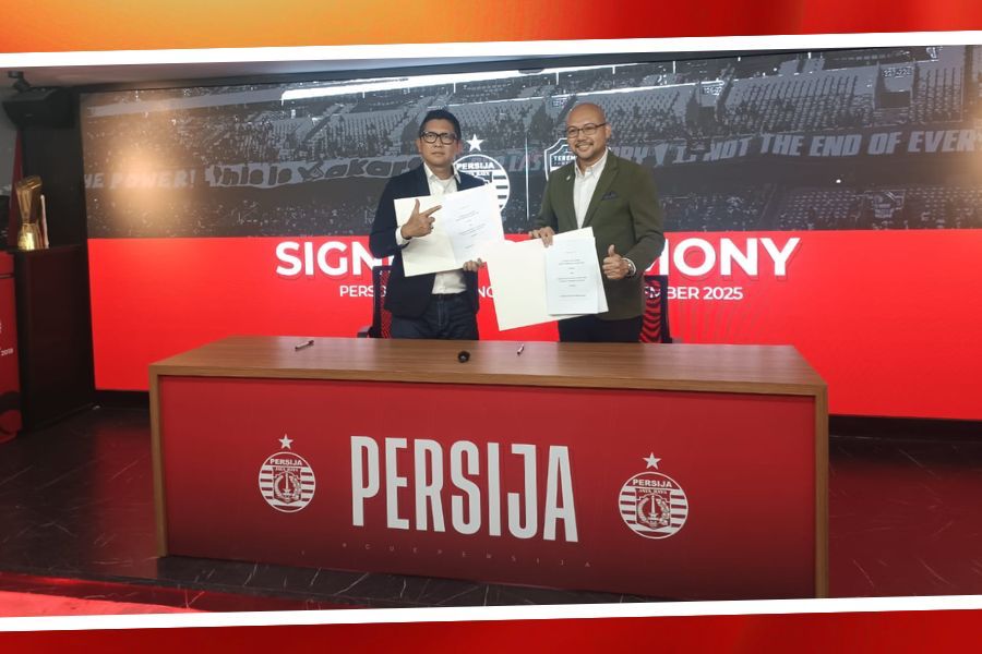 Direktur Persija Jakarta, Mohamad Prapanca (kiri), dan CEO Terengganu FC, Tuan Sheikh Farouk, memamerkan MoU kedua pihak di Kantor Persija Jakarta, Jakarta, pada 28 November 2025. (Foto: Nizar Galang/Grafis: Deni Sulaeman/Skor.id)