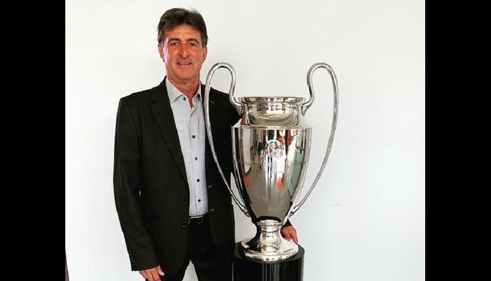 Legenda Argentina, Mario Kempes berpose dengan tropi UEFA Champions League.