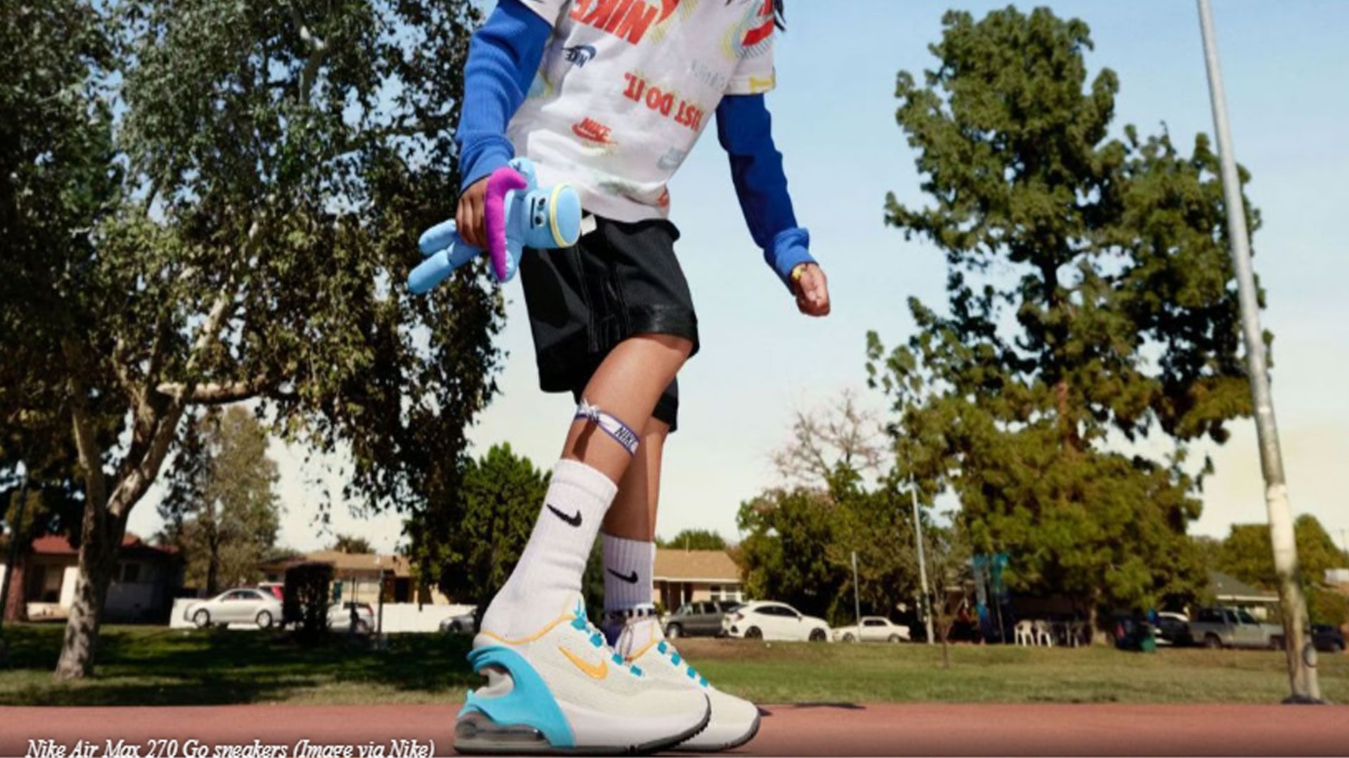 Air Max Sneaker dengan Air Max 270 eksklusif anak -anak.  foto nike