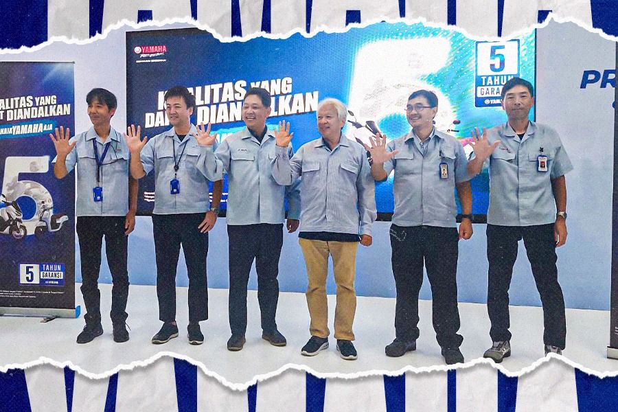 Presiden Direktur PT Yamaha Indonesia Motor Manufacturing, Dyonisius Beti (ketiga dari kanan) bersama para petinggi lainnya. (Dede Mauladi/Skor.id)